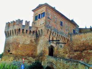 La medievale Corinaldo, in provincia di Ancona, il paese dei “matti”