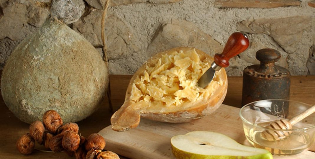 Prodotti tipici, il Caciocavallo Podolico, re dei formaggi meridionali