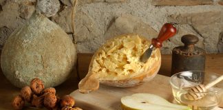 Prodotti tipici, il Caciocavallo Podolico, re dei formaggi meridionali