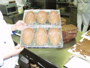 Come nascono le uova di Pasqua; lo spiegano i fratelli Gardini, maestri cioccolatieri