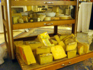 Prodotti tipici locali: il formaggio Vissano della montagna maceratese