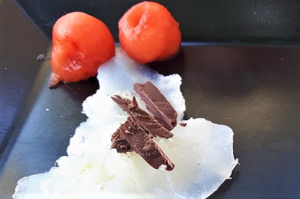 Ceviche di baccalà al cocco con cioccolato a scaglie, anguria marinata al lime e olio di rucola. Credits: Ph Andrea Di Bella