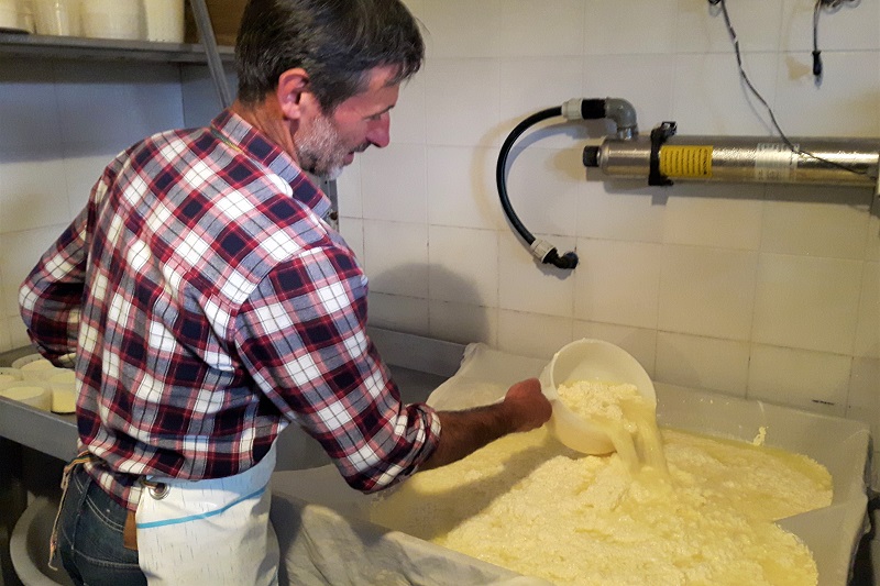 Produttore di formaggio. Credits ph. Andrea Di Bella