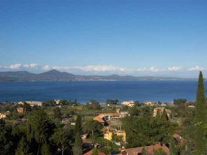 LakeBracciano(wikimedia.org)