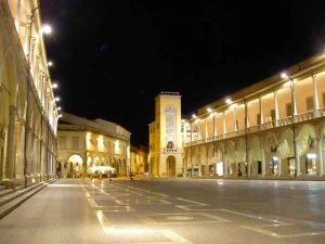 Faenza-Piazza_delle_Liberta-(wikimedia.org)