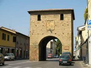 Faenza-Porta_delle_Chiavi-(wikimedia.org)