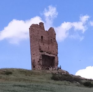 I resti della torre normanna nota come "sedia del diavolo" sono tutto ciò che resta di Montecorvino