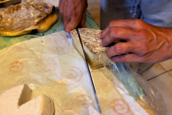 Degustazione dei formaggi di Ernestina Blandino. Photocredits Andrea Di Bella