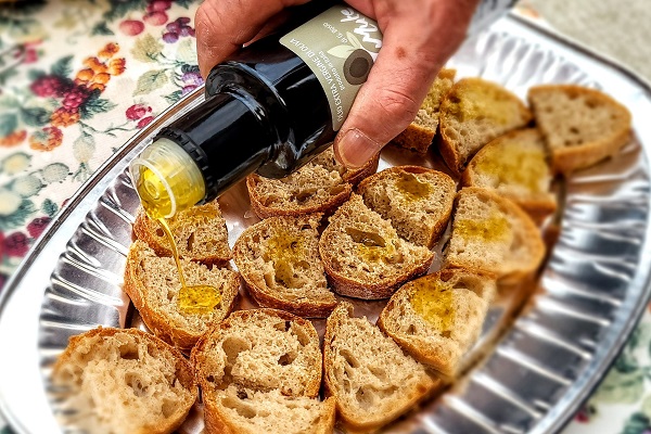 L'olio in degustazione sul pane. Photocredits Andrea Di Bella