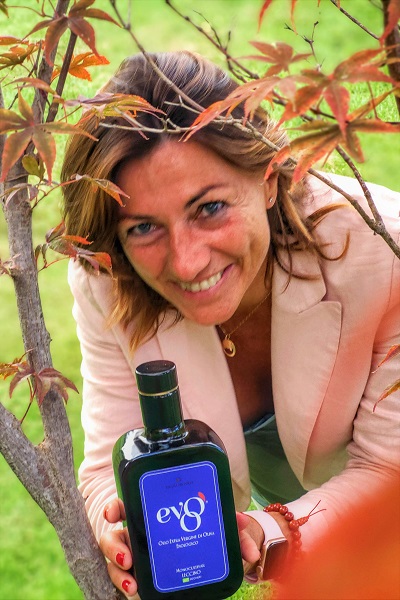 Valeria Madonini e il olio Evoo. Ph. Credits Andrea Di Bella