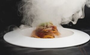 pomodoro-bruciato-spaghetto-al-pomodoro-bio-toscano-affumicato-parmigiano-reggiano-60-mesi-fumante-in-tavola
