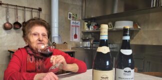 Nonna Gemma brinda con i vini della Cantina Armando Piazzo. Photo credits Andrea Di Bella