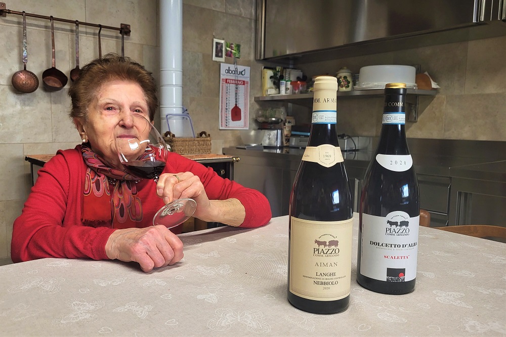 Nonna Gemma brinda con i vini della Cantina Armando Piazzo. Photo credits Andrea Di Bella