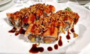 Sushi parte seconda: uramaki di tonno e salmone con cipolla croccante