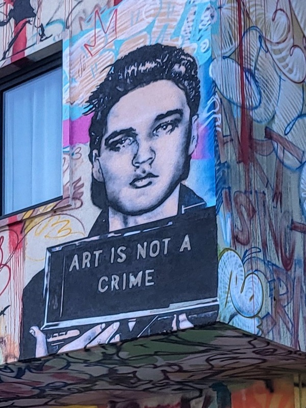 "Art is not a crime" sulla facciata di Mr. Brainwash. Photocredits Andrea Di Bella