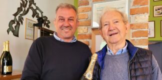 Gian Luigi e Francesco Orsolani con la storica bottiglia di Spumante. Photocredits Andrea Di Bella