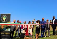 Il Presidente Cirio taglia il nastro della Vigna del Castellazzo. Credits Publicom di Tarro Boiro Luca
