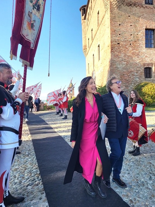 Caterina Balivo ed Enzo Iacchetti in passerella al Castello di Grinzane Cavour. Credits Andrea Di Bella